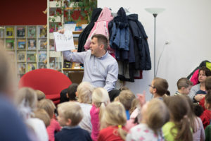 Lesung in der Stadtbibliothek Oranienburg - Gleichstellungsbeauftrage Frau von der Lippe und Bürgermeister Alexander Laesicke lesen Kindern vor.