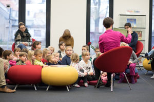 Lesung in der Stadtbibliothek Oranienburg - Gleichstellungsbeauftrage Frau von der Lippe und Bürgermeister Alexander Laesicke lesen Kindern vor.